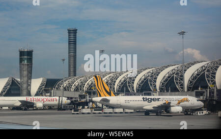 Bangkok, Thailandia - Nov 10, 2015. Gli aerei passeggeri docking all'Aeroporto Suvarnabhumi di Bangkok (BKK). Foto Stock