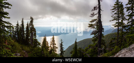 Panoramica paesaggio canadese vista dalla cima della montagna di inutili durante una bella giornata di sole e cielo nuvoloso giorno d'estate. Situato nella zona ovest di Vancouver, British Columb Foto Stock