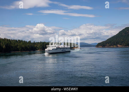 Isola di Vancouver, British Columbia, Canada - 14 Luglio 2019: la splendida vista della BC Ferries passando in barca nelle isole del golfo si restringe durante una soleggiata summe Foto Stock