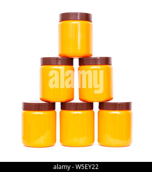 Orange vasetti di plastica con un coperchio marrone sono impostati in una riga con una piramide su uno sfondo bianco, isolare il contenitore Foto Stock