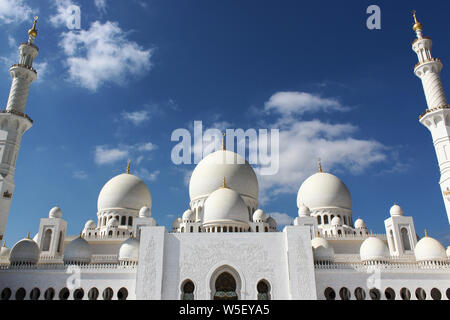 Sheikh Zayed Grande Moschea di Abu Dhabi Emirati Arabi Uniti con cielo blu e nuvole Foto Stock