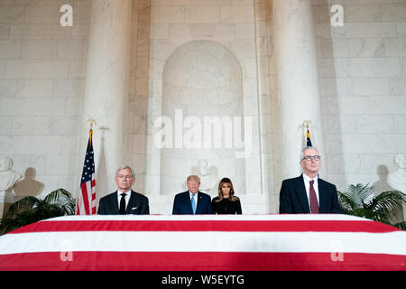 Washington, Stati Uniti d'America. 22 Luglio, 2019. Presidente Trump e la First Lady Melania Trump di pagare i loro rispetti al servizio funebre per pensionati della Corte suprema degli Stati Uniti associare giustizia Giovanni Paolo Stevens Lunedì, 22 luglio 2019, presso la Corte suprema degli Stati Uniti in Washington, DC Persone: Presidente Trump e la First Lady Melania Trump Credito: tempeste Media Group/Alamy Live News Foto Stock