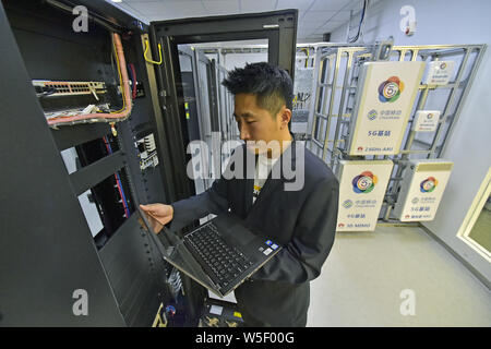 Un lavoratore cinese prove attrezzature a Tianjin prima del 5G la stazione base in China Mobile joint innovation center di Tianjin laboratorio aperto di Tianjin, C Foto Stock