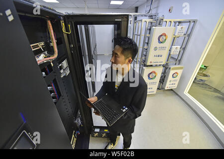 Un lavoratore cinese prove attrezzature a Tianjin prima del 5G la stazione base in China Mobile joint innovation center di Tianjin laboratorio aperto di Tianjin, C Foto Stock