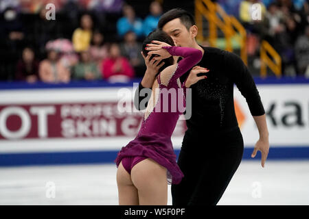 Il cinese dei pattinatori di figura Peng Cheng e Jin Yang competere in coppie di pattinaggio gratuito del 2019 ISU World Figure Skating Championships in Saitama, Giappone, Foto Stock