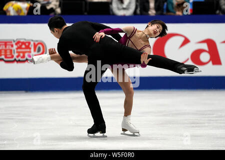 Il cinese dei pattinatori di figura Peng Cheng e Jin Yang competere in coppie di pattinaggio gratuito del 2019 ISU World Figure Skating Championships in Saitama, Giappone, Foto Stock