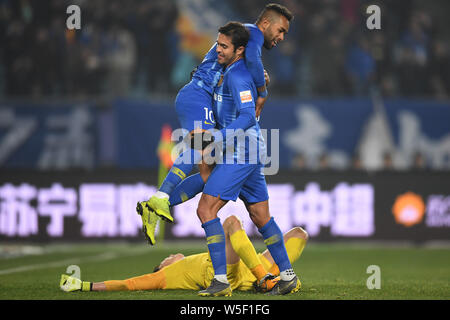 Il calcio brasiliano player Alex Teixeira, sinistra e Italian-Brazilian calciatore Eder Citadin Martins, noto semplicemente come Eder, di Jiangsu Suning F.C Foto Stock