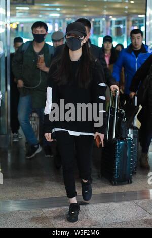 Musicista Taiwanese e attrice Nana Ou-Yang o Ouyang Nana arriva presso l'Aeroporto Internazionale di Shanghai Pudong di Shanghai, Cina, 21 marzo 2019. B Foto Stock