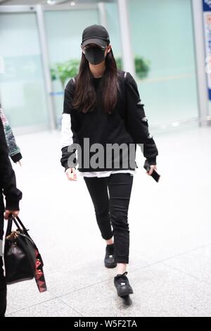 Musicista Taiwanese e attrice Nana Ou-Yang o Ouyang Nana arriva presso l'Aeroporto Internazionale di Shanghai Pudong di Shanghai, Cina, 21 marzo 2019. B Foto Stock