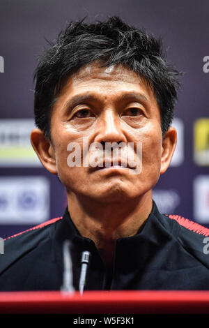 Head Coach Hiroshi Jofuku del Giappone del Sanfrecce Hiroshima F.C. partecipa a una conferenza stampa prima del gruppo F match contro la Cina del Guangzhou Evergrande Foto Stock