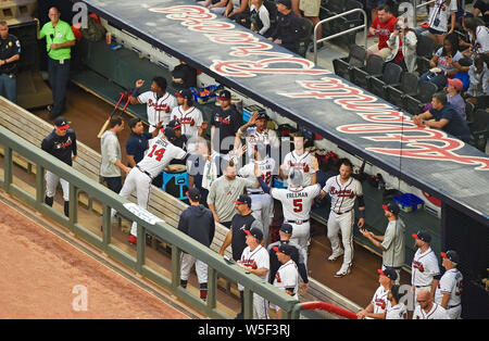 Atlanta, GA, Stati Uniti d'America. 12 Giugno, 2019. Atlanta Braves giocatori celebrare dopo un punteggio di due gioco durante il primo inning di gioco MLB contro i pirati di Pittsburgh a SunTrust Park di Atlanta, GA. Austin McAfee/CSM/Alamy Live News Foto Stock