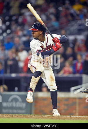 Atlanta, GA, Stati Uniti d'America. 12 Giugno, 2019. Atlanta Braves infielder Ozzie Albies a bat durante il nono inning di una partita MLB contro i pirati di Pittsburgh a SunTrust Park di Atlanta, GA. Austin McAfee/CSM/Alamy Live News Foto Stock