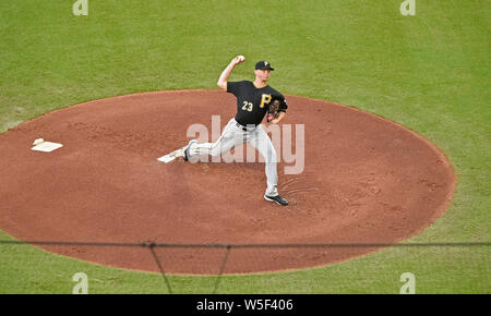 Atlanta, GA, Stati Uniti d'America. 12 Giugno, 2019. Pittsburgh Pirates brocca Mitch Keller offre un passo durante il primo inning di gioco MLB contro Atlanta Braves a SunTrust Park di Atlanta, GA. Austin McAfee/CSM/Alamy Live News Foto Stock