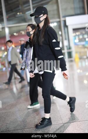Musicista Taiwanese e attrice Nana Ou-Yang o Ouyang Nana arriva presso l'Aeroporto Internazionale di Shanghai Pudong di Shanghai, Cina, 21 marzo 2019. B Foto Stock
