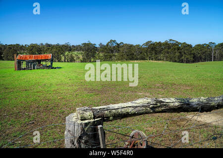 Vecchio legname abbandonati fattoria abbandonata in campagna Foto Stock