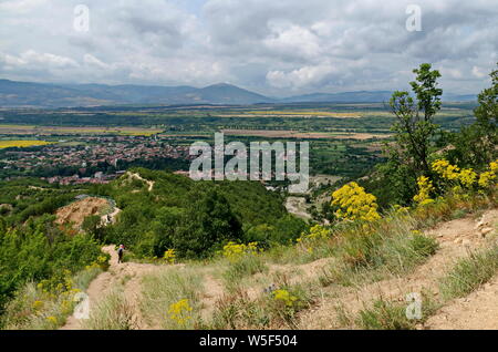 Una vista dal percorso sul versante della Stob piramidi a valle del villaggio di Stob, montagna Rila, Kyustendil regione, Bulgaria, Europa Foto Stock