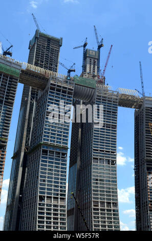 --FILE--Vista del Raffles City, sviluppato da Singapore basata sulla società CapitaLand e progettato dall architetto Israeli-Canadian Moshe Safdie, featuri Foto Stock