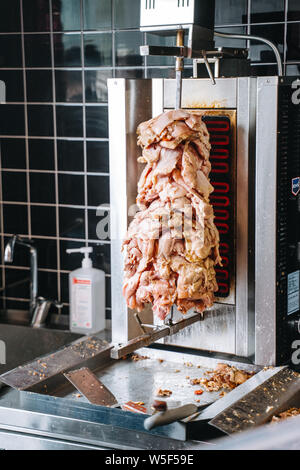 Döner Kebab sulla rotazione spiedo verticale. Cucina di strada, fast food concep Foto Stock