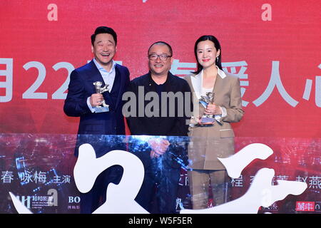 (Da sinistra) attore cinese Wang Jingchun, direttore Wang Xiaoshuai e attrice Yong Mei di partecipare alla conferenza stampa per il fim 'So lungo, mio figlio" a Beiji Foto Stock