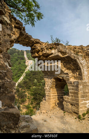 Il paesaggio della grande parete del Zhuangdaokou, una delle più selvagge parti della Grande Muraglia cinese, nel distretto di Huairou, Pechino, Cina, 21 maggio 2016. Foto Stock