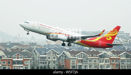 --FILE--un piano a getto di Hainan Airlines decolla in Dalian Zhoushuizi International Airport nella città di Dalian, a nord-est della Cina di provincia di Liaoning, 2 Foto Stock