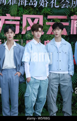 Cantante cinese Chengcheng ventola, a destra il fratello più giovane di attrice Fan Bingbing, della Chinese Boy gruppo nove per cento, pone come egli arriva su rosso c Foto Stock
