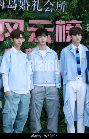 Cantante cinese Chengcheng ventola, centro, il fratello più giovane di attrice Fan Bingbing, della Chinese Boy gruppo nove per cento, pone come egli arriva sul rosso Foto Stock
