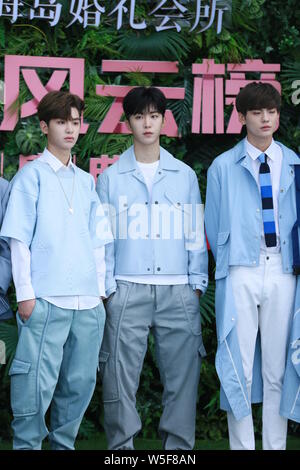 Cantante cinese Chengcheng ventola, centro, il fratello più giovane di attrice Fan Bingbing, della Chinese Boy gruppo nove per cento, pone come egli arriva sul rosso Foto Stock