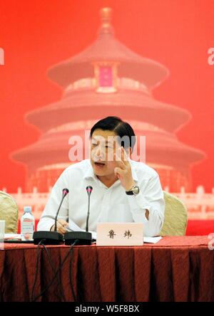 --FILE--Lu Wei, ex vice capo del dipartimento Pubblicità del Partito Comunista della Cina Comitato Centrale, parla nel corso di una riunione a Pechino, Foto Stock