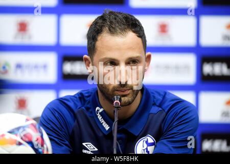 --FILE--head coach Domenico Tedesco di FC Schalke 04 partecipa a una conferenza stampa dopo una partita amichevole contro la Cina Hebei Fortune F.C. durante il 201 Foto Stock