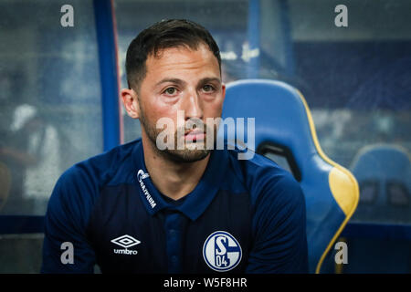 --FILE--head coach Domenico Tedesco di FC Schalke 04 orologi i suoi giocatori in competizione contro Southampton F.C. durante una partita amichevole del Club 2018 Foto Stock