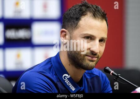 --FILE--head coach Domenico Tedesco di FC Schalke 04 partecipa a una conferenza stampa dopo una partita amichevole contro la Cina Hebei Fortune F.C. durante il 201 Foto Stock