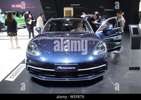 --FILE--Vista di una Porsche Cayenne sul display a una fiera in Cina a Shanghai, 10 ottobre 2018. Lusso tedesco sports car maker Porsche aumentata Foto Stock