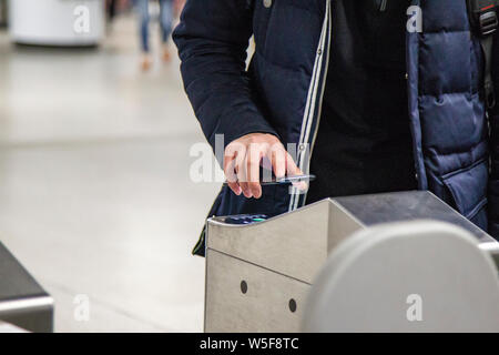 --FILE--un passeggero mette il suo smartphone al di sopra di un tornello per avere il codice QR scansionati a pagare per il biglietto presso una stazione della metropolitana di Shanghai, Cina, 19 gen Foto Stock
