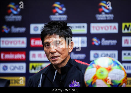 Head Coach Hiroshi Jofuku del Giappone del Sanfrecce Hiroshima F.C. partecipa a una conferenza stampa prima del gruppo F match contro la Cina del Guangzhou Evergrande Foto Stock