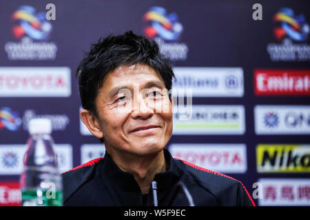 Head Coach Hiroshi Jofuku del Giappone del Sanfrecce Hiroshima F.C. partecipa a una conferenza stampa prima del gruppo F match contro la Cina del Guangzhou Evergrande Foto Stock