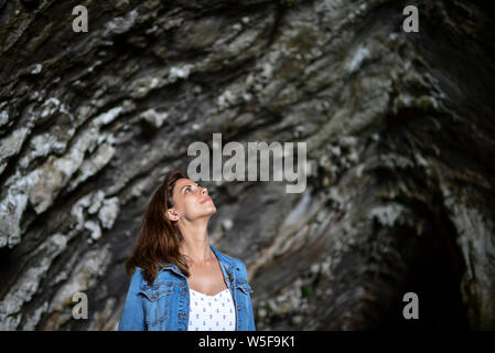 Giovane donna in grotte di Artà (calette d'Artà) nel comune di Capdepera, nel nord-est dell'isola di Mallorca, Spagna Foto Stock