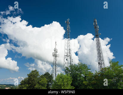 Torre di telecomunicazioni sul cielo blu e nuvole bianche Foto Stock