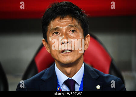 Head Coach Hiroshi Jofuku del Giappone del Sanfrecce Hiroshima F.C. guarda il suo i giocatori in competizione nei confronti della Cina di Guangzhou Evergrande Taobao F.C. in loro Foto Stock