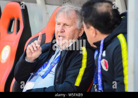 Il direttore tecnico Arthur Antunes Coimbra meglio noto come Zico, del Giappone del Kashima palchi F.C. reagisce come egli guarda i suoi giocatori di prendere parte a una tra Foto Stock