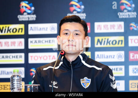 Kim Tae-hwan della Corea del Sud, Ulsan Hyundai F.C. partecipa a una conferenza stampa prima del gruppo H match contro la Cina Shanghai SIPG F.C. durante il 201 Foto Stock