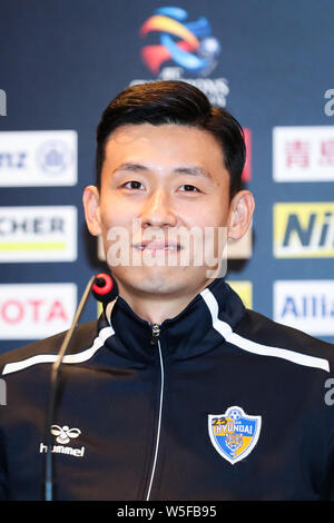 Kim Tae-hwan della Corea del Sud, Ulsan Hyundai F.C. partecipa a una conferenza stampa prima del gruppo H match contro la Cina Shanghai SIPG F.C. durante il 201 Foto Stock