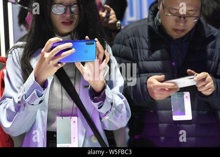 I visitatori di provare Huawei Nova 4e smartphone nel corso di un nuovo prodotto dell'evento di lancio a Pechino in Cina, 14 marzo 2019. Il Huawei Nova 4e è stato pianificato Foto Stock