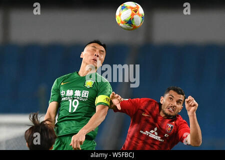 Australian Football player Andrew Nabbout, a destra del Giappone del Urawa Red Diamonds F.C. passa la palla contro Yu Dabao di della Cina di Pechino Guoan F.C. IN Foto Stock