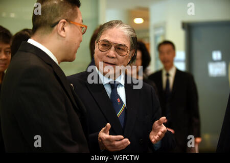 Hong Kong tycoon Timothy Fok Tsun-Ting, presidente della federazione sportiva e comitato olimpico di Hong Kong, partecipa a una cerimonia di premiazione a Hong Kong, Foto Stock