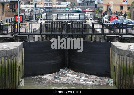 La spazzatura si accumula in corrispondenza della serratura porte di Limehouse marina nella zona est di Londra. Foto Stock
