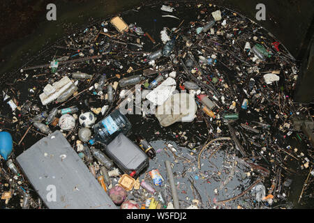 La spazzatura si accumula in corrispondenza della serratura porte di Limehouse marina nella zona est di Londra. Foto Stock