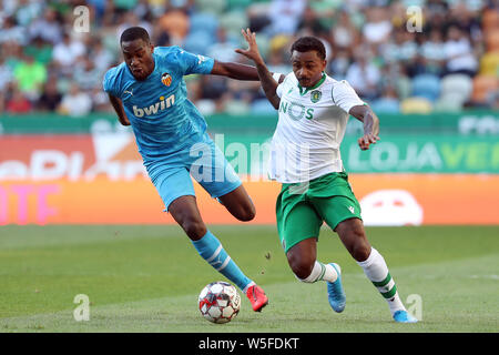 Lisbona. 28 Luglio, 2019. Wendel (R) di Sporting CP vies con Geoffrey Kondogbia di Valencia durante i loro cinque violini Trophy 2019 finale di partita di calcio a Alvalade stadium di Lisbona, in Portogallo il 28 luglio 2019. Valencia ha vinto 2-1. Credito: Pedro Fiuza/Xinhua/Alamy Live News Foto Stock