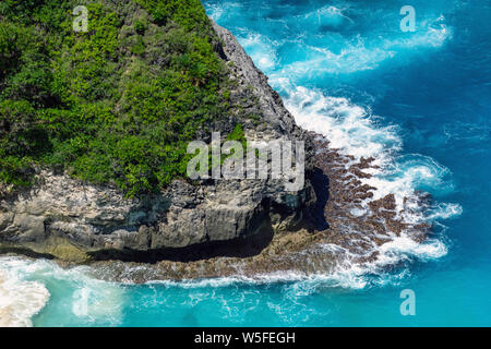 Vertiginoso, vorticoso acqua schiumosa onde ocean fotografata da sopra cliff. Foto Stock