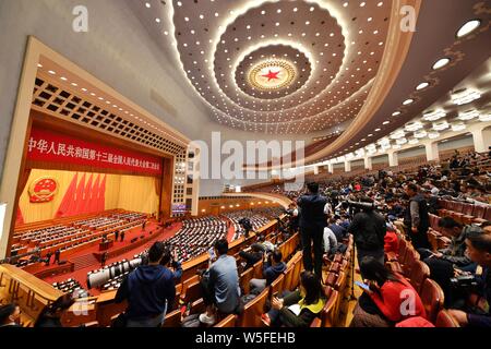 Deputati partecipare alla seconda riunione plenaria della seconda sessione del XIII Congresso Nazionale del Popolo (Anp) presso la Grande Sala del Popolo a Beiji Foto Stock